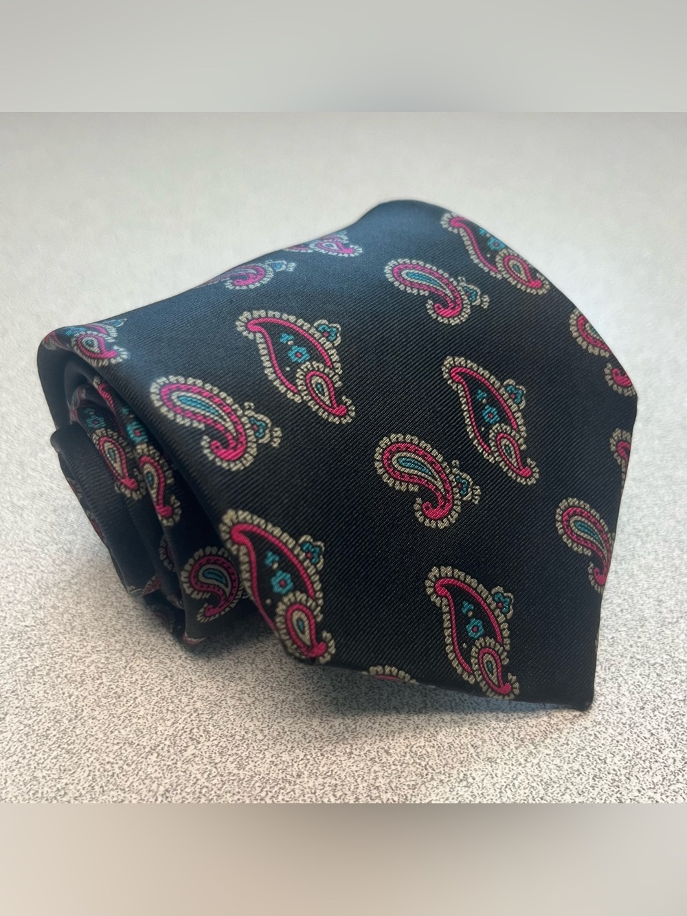 Oscar de la Renta Couture Paisley Print Designer Men's Tie Black Background